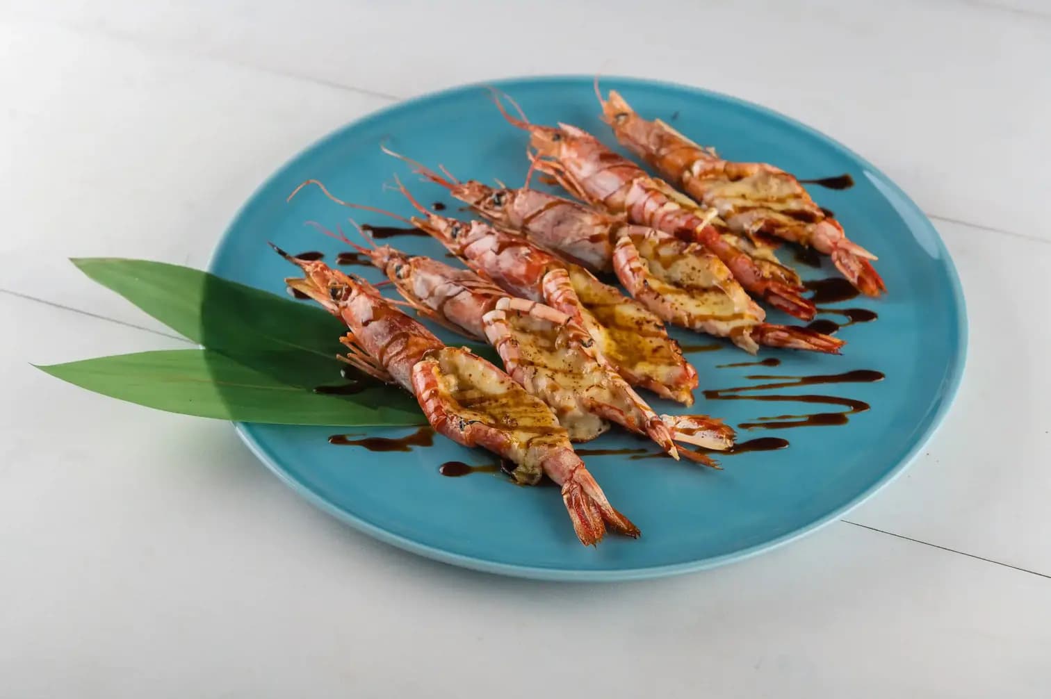 Лангустины на гриле с чесночным маслом и сыром моцарелла