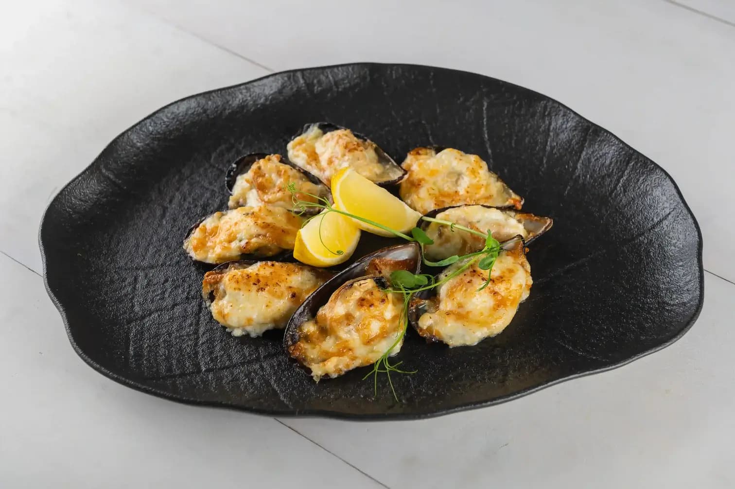 Мидии киви запеченные с сыром