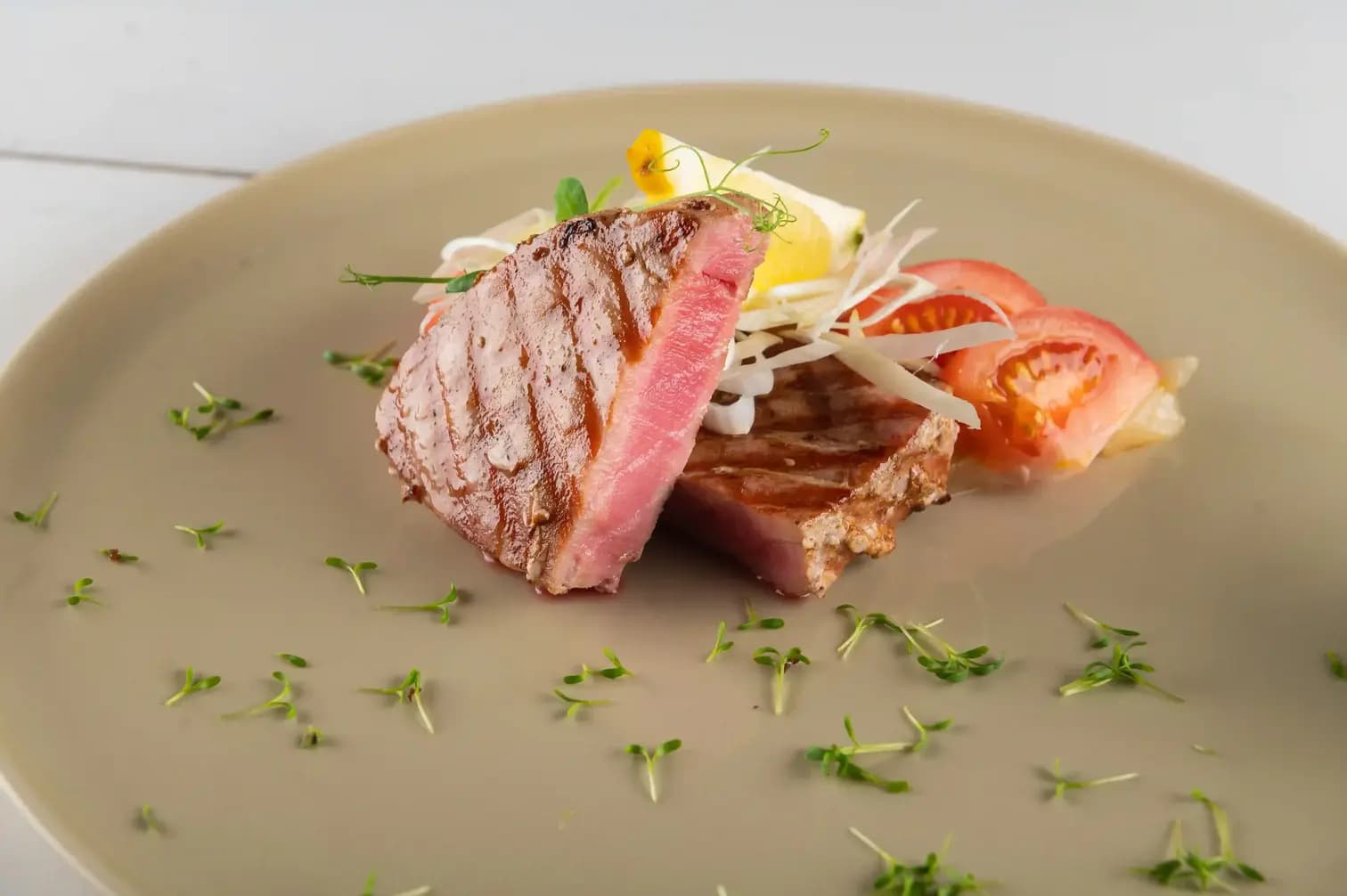 Стейк тунца с гарниром из ананаса и томатов