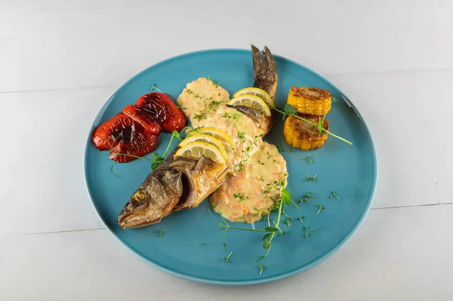 Сибас запеченный с кукурузой и болгарским перцем