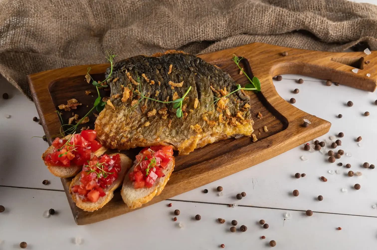 Филе карпа с сальсой и крутонами