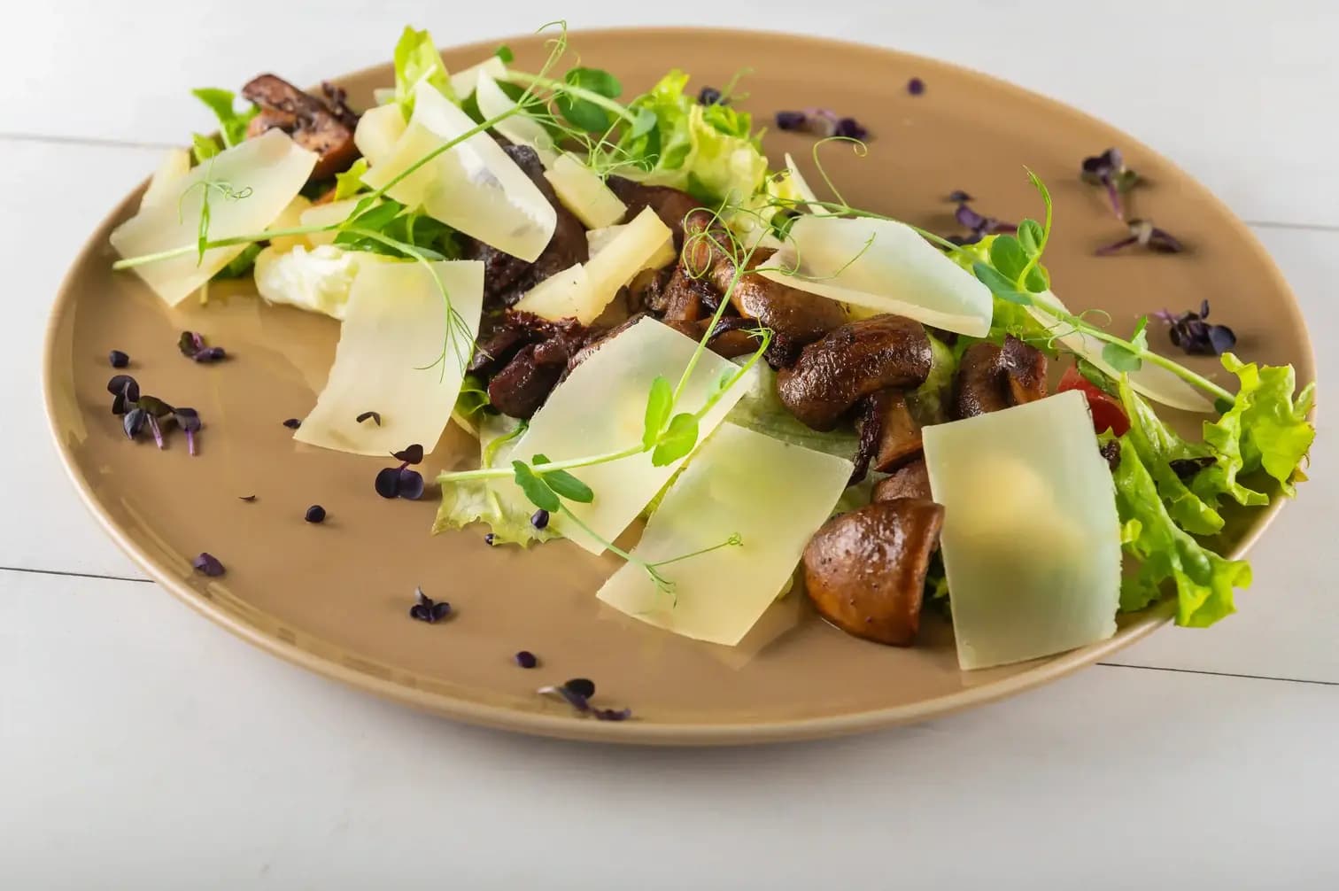 Салат с куриной печенью и ананасом