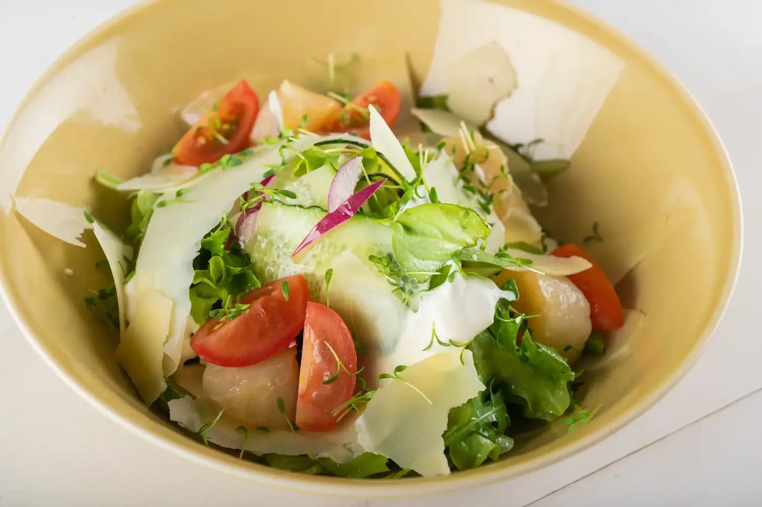 С морским гребешком на зеленом миксе