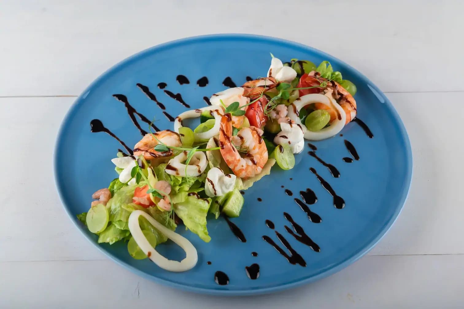 Салат с морепродуктами и свежими овощами