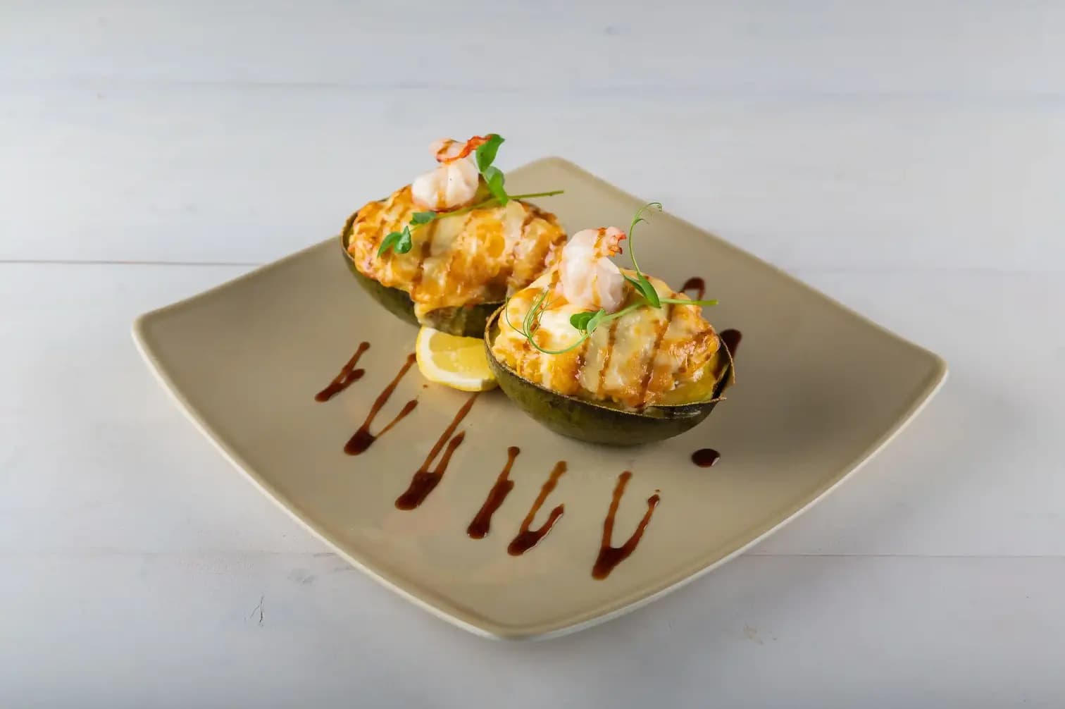 Теплый с тигровыми креветками и авокадо