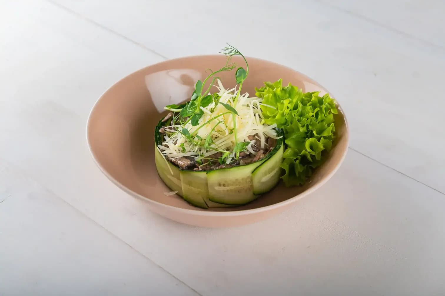 Из обжаренных шампиньонов с беконом и говяжьим языком