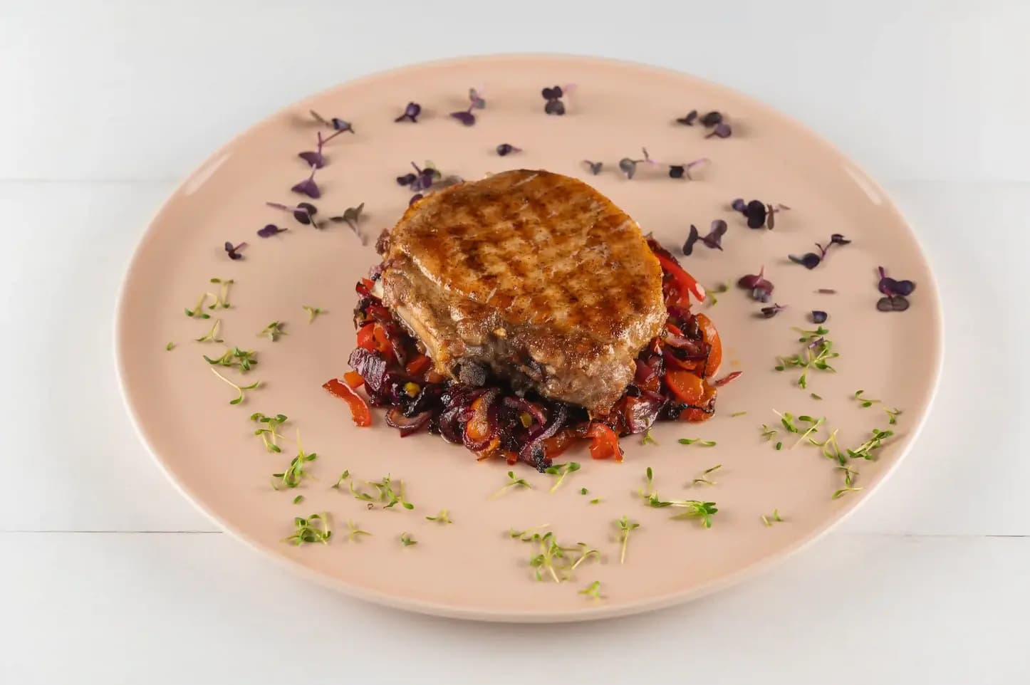 Свиная корейка с карамелизированным болгарским перцем и луком