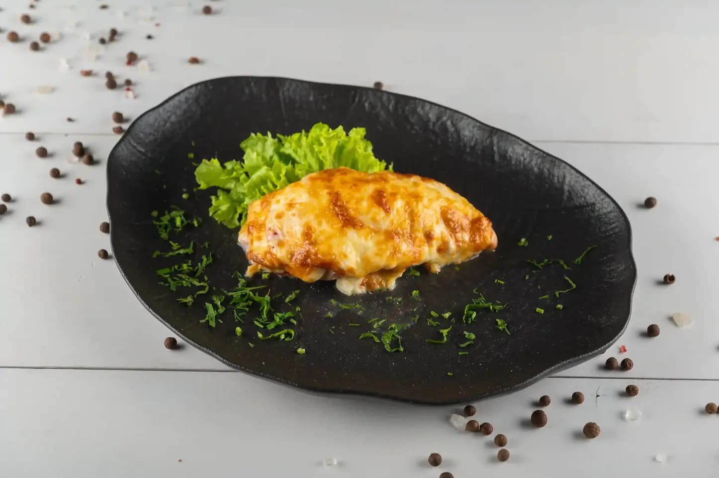 Куриная грудка с беконом и томатами