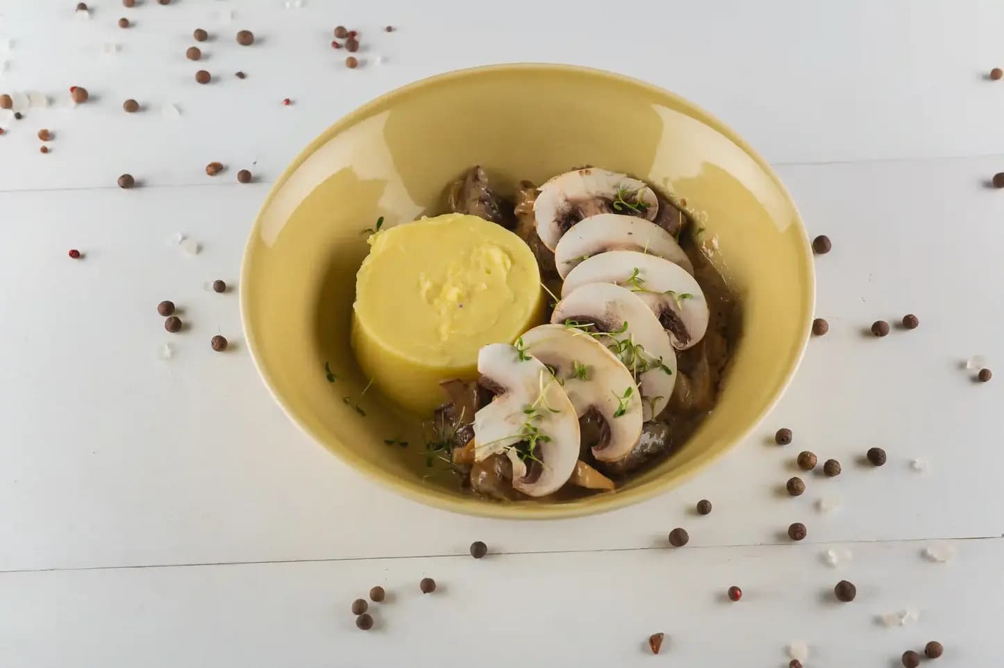 Бефстроганов из говяжьей вырезки с картофельным пюре