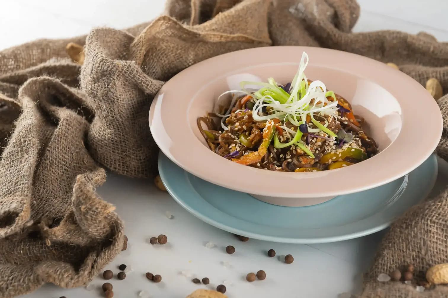 Соба с говядиной и грибами шиитаки