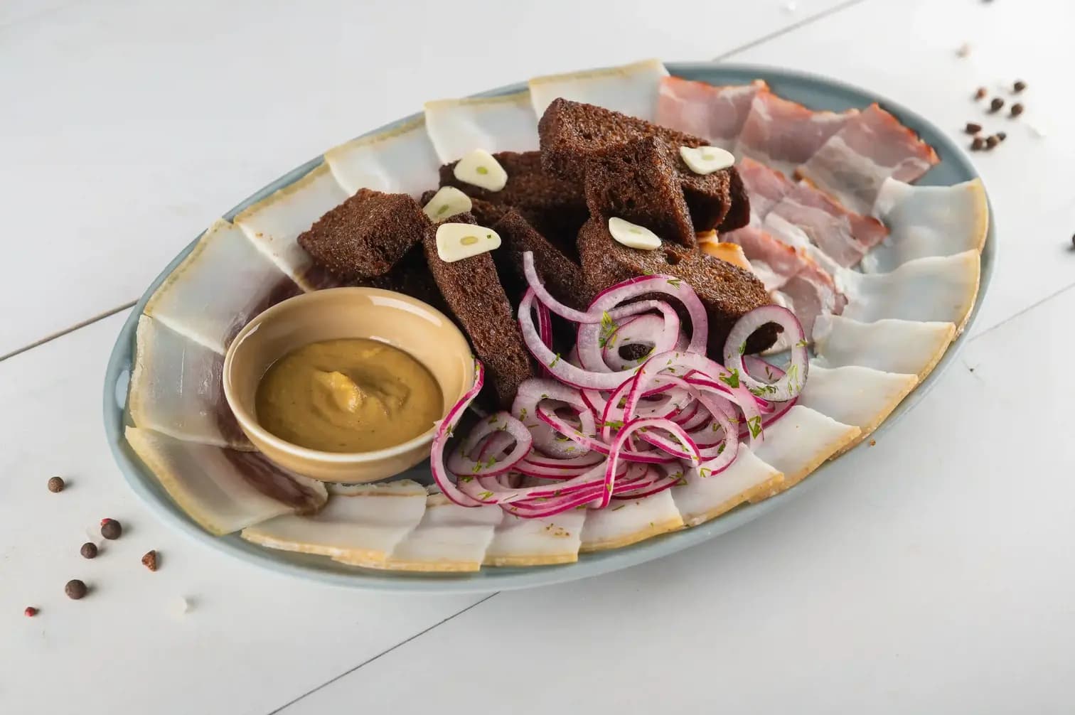 Сало с чесночными гренками