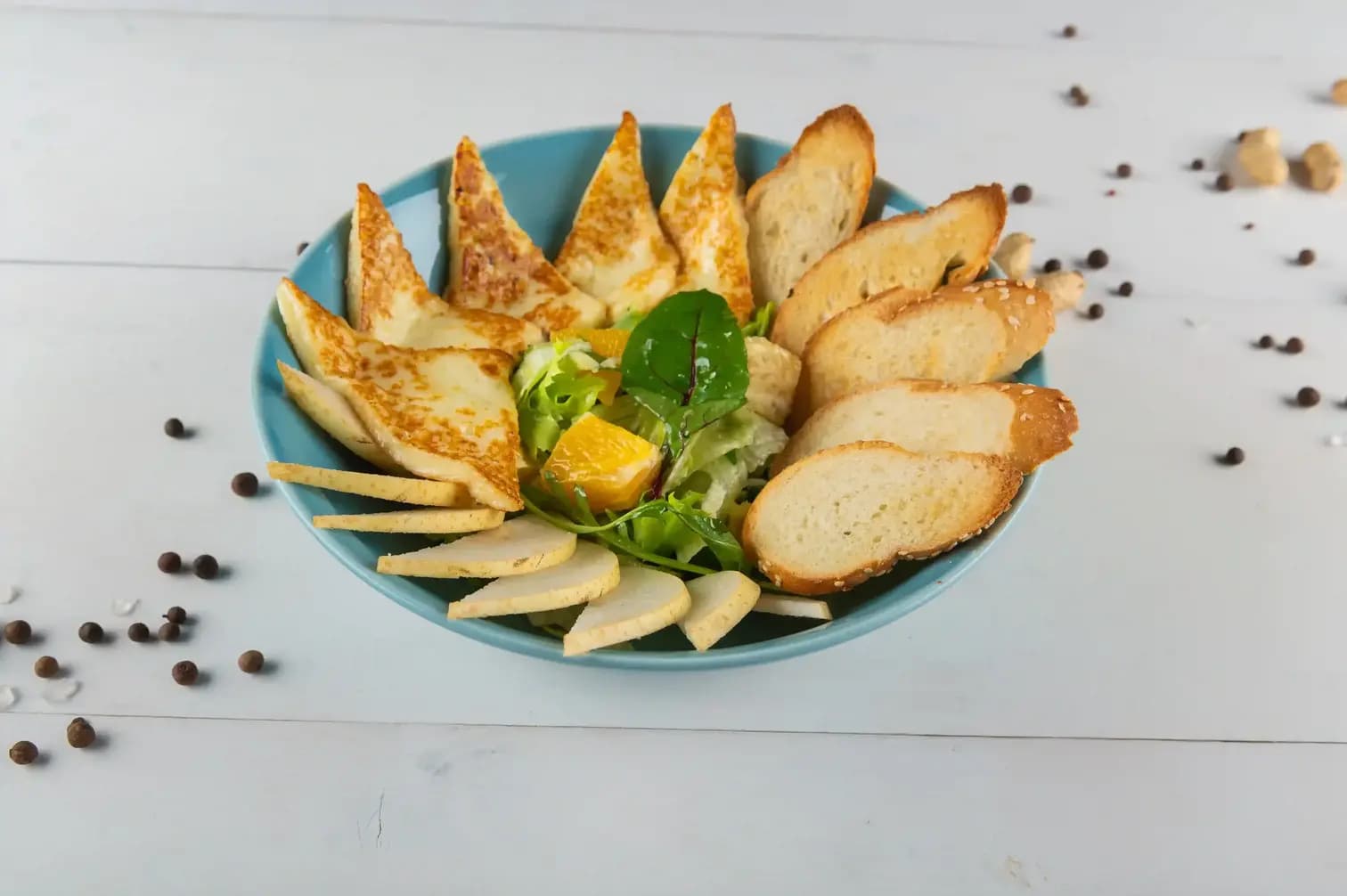 Халуми на гриле с апельсином и грушей