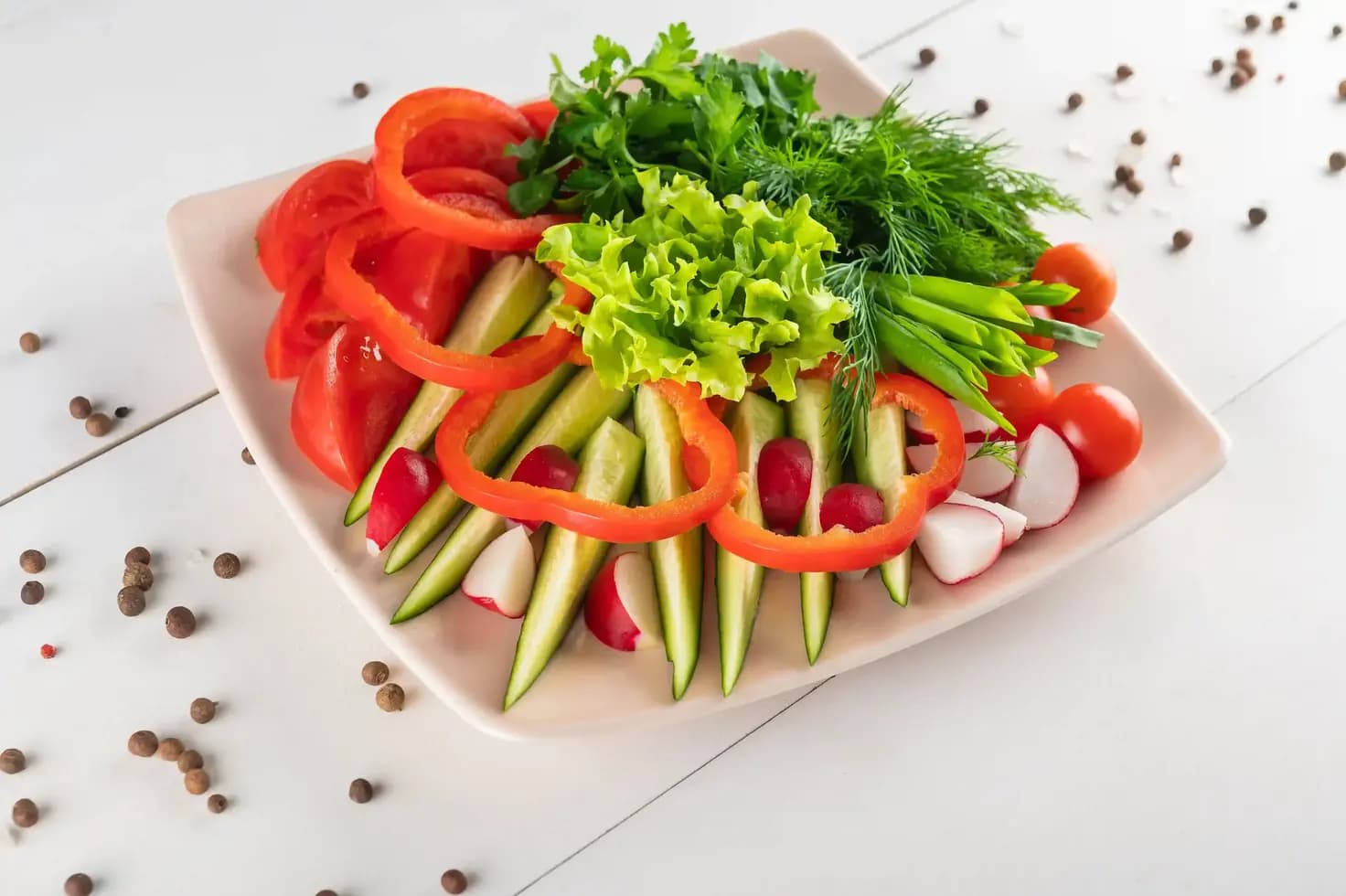 Тарелка свежих овощей и сочной зелени